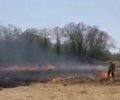 Пожарили шашлычков: отдыхающие на Сахалине спасали автомобили из-за пожара на поляне с сухой травой